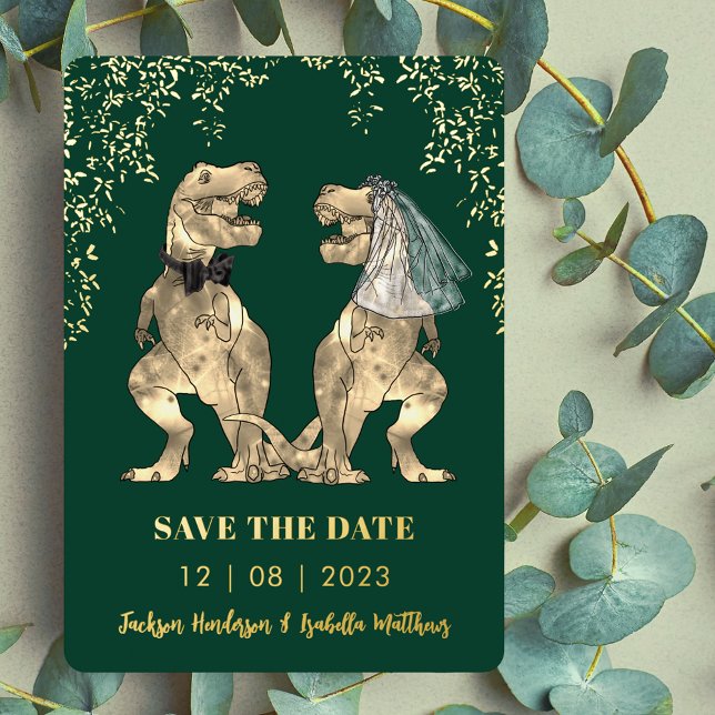 Invitación Con Relieve Metalizado Dinosaur Bride and Groom Weddding Green Gold (Dinosaur wedding save the date green and gold foil invitation Elegant modern eucalyptus foliage)