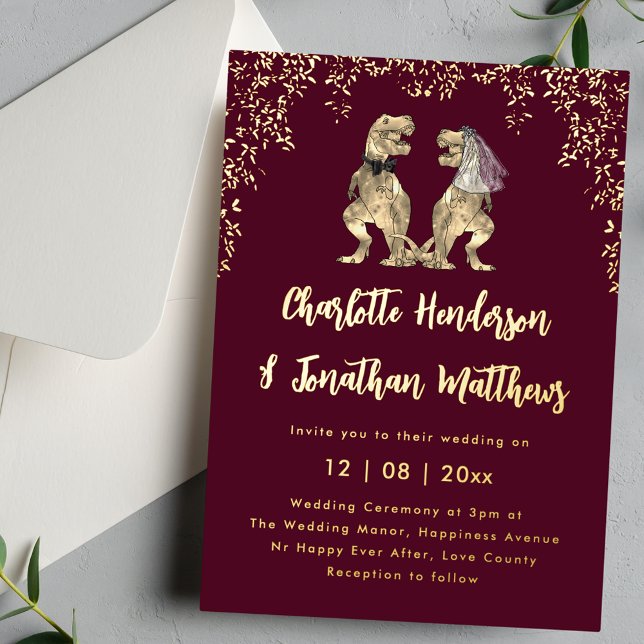 Invitación Con Relieve Metalizado Dinosaur Bride & Groom Wedding Burgundy & Gold (Dinosaur T-Rex bride and groom burgundy and gold foil wedding invitation )