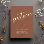 Invitación Con Relieve Metalizado Dorado Script Sweet 16 Fiesta de cumpleaños<br><div class="desc">Celebra su cumpleaños con estas invitaciones de la fiesta de cumpleaños número 16 de la moda,  que incluyen "dieciséis" en letras de guión esbozadas a mano de Relieve metalizado oro moderno. Personalice con los detalles de su fiesta debajo. Una elección de lujo inolvidable para fabulosas celebraciones de cumpleaños 16.</div>