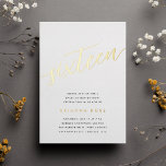 Invitación Con Relieve Metalizado Dorado Script Sweet 16 Fiesta de cumpleaños<br><div class="desc">Celebra su cumpleaños con estas invitaciones de la fiesta de cumpleaños número 16 de la moda,  que incluyen "dieciséis" en letras de guión esbozadas a mano de Relieve metalizado oro moderno. Personalice con los detalles de su fiesta debajo. Una elección de lujo inolvidable para fabulosas celebraciones de cumpleaños 16.</div>