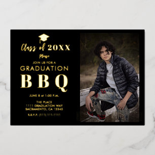 Invitación Con Relieve Metalizado Dorado y negro Moderno Asado de fiesta de graduaci