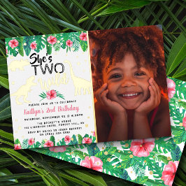 Invitación Con Relieve Metalizado Dos Chicas de dinosaurios silvestres, foto real de