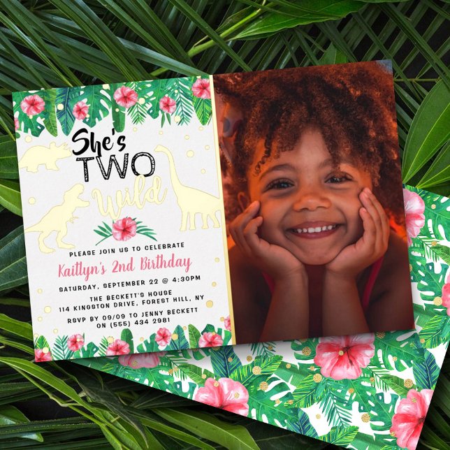 Invitación Con Relieve Metalizado Dos Chicas de dinosaurios silvestres, foto real de (Subido por el creador)