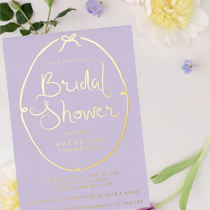 Invitación Con Relieve Metalizado Ducha de Novia Lila y Dorada con Lazo Caprichoso
