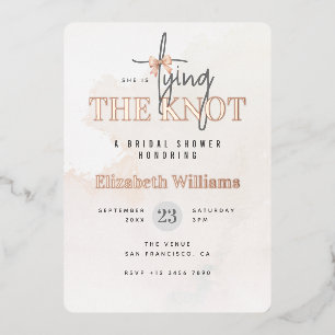 Invitación Con Relieve Metalizado Ducha de Novia Rose Gold Ella Está Atando El Nudo
