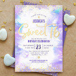 Invitación Con Relieve Metalizado Dulce 16 Script Morado Agua Glam Real Gold<br><div class="desc">"Feliz dulce 16". Envíe esta impresionante, brillante, alegre, festiva, moderna, personalizada, personalizado real invitación a una fiesta de Relieve metalizado de oro para un evento que recordar. Un Relieve metalizado dorado espumoso, pequeños puntos de confeti y escritura manuscrita superponen un suave fondo de color morado. Personalice el texto del personalizado...</div>