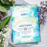 Invitación Con Relieve Metalizado Dulce 16 Script Turquesa acuarela Real Gold<br><div class="desc">"Feliz dulce 16". Envíe esta impresionante, brillante, alegre, festiva, moderna, personalizada, personalizado real invitación a una fiesta de Relieve metalizado de oro para un evento que recordar. Un Relieve metalizado dorado espumoso, pequeños puntos de confeti y escritura manuscrita superponen un fondo de color azul turquesa. Personalice el texto del personalizado...</div>