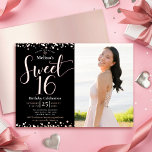 Invitación Con Relieve Metalizado Dulce de la foto 16 cumpleaños oro real moderno de<br><div class="desc">"Feliz dulce 16". Envíe esta impresionante, brillante, alegre, festiva, moderna, personalizada, foto personalizado real Relieve metalizado de oro invitación para un evento que recordar. La tipografía de la escritura de oro Rosa y el confetti superponen un fondo negro en la mitad izquierda de la tarjeta. Una foto personalizado del chica...</div>