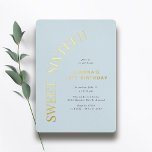Invitación Con Relieve Metalizado Dulce Dieciséis | Azul claro y oro 16 cumpleaños<br><div class="desc">Moderno y dulce 16 invitaciones con verdadero Relieve metalizado metálico. Azul suave con oro.</div>