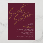 Invitación Con Relieve Metalizado Dulce Dieciséis Borgoña Rojo y Oro 16 cumpleaños<br><div class="desc">Invitaciones modernas y geniales de 16 años con el título "Sweet Sixteen" texto en Relieve metalizado dorado sobre un contraste de fondo rojo oscuro. En el reverso aparece un patrón de la palabra "dieciséis" en el guión de coordinación. El patrón de lado inverso, así como el color de fondo, se...</div>