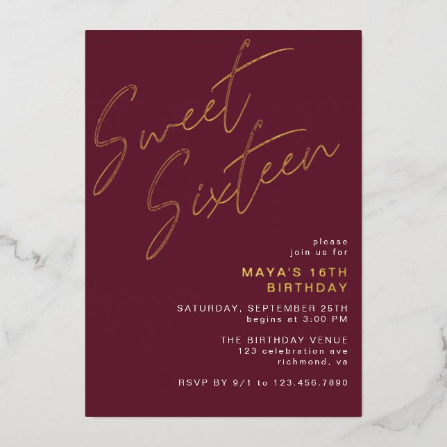 Invitación Con Relieve Metalizado Dulce Dieciséis Borgoña Rojo y Oro 16 cumpleaños (Anverso)