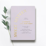 Invitación Con Relieve Metalizado Dulces 16 | Cumpleaños del Chica Lavender Purple &<br><div class="desc">Moderno y dulce 16 invitaciones con verdadero Relieve metalizado metálico. Púrpura de Lilac con oro.</div>