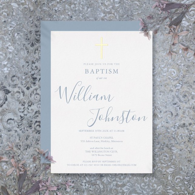 Invitación Con Relieve Metalizado Dusty Baptismo Azul Christening Elegante Cruz de O (Dusty Blue Baptism Christening Elegant Gold Cross Foil Invitation)