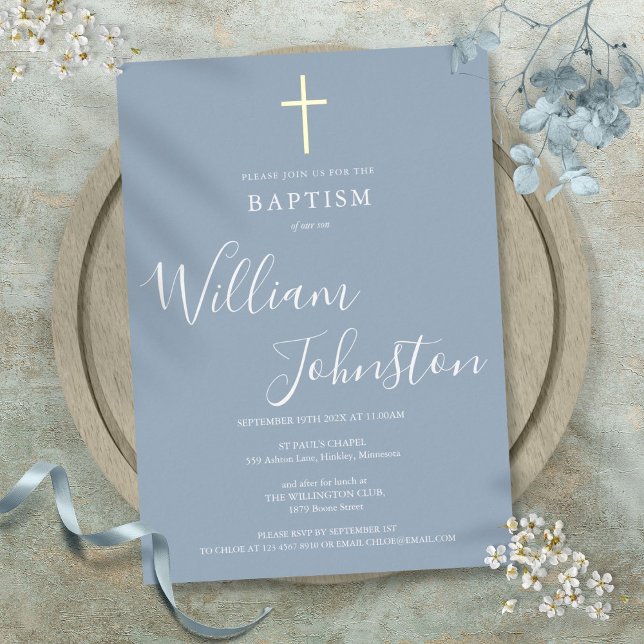 Invitación Con Relieve Metalizado Dusty Baptismo Azul Christening Elegante Cruz de O (Dusty Blue Baptism Christening Elegant Gold Cross Foil Invitation)