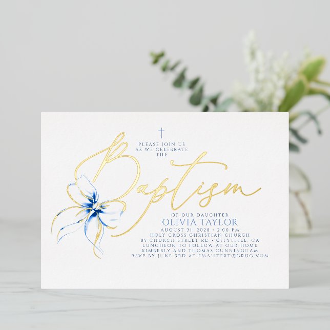 Invitación Con Relieve Metalizado Dusty Blue Bow Elegant Minimalist Modern Baptism (Anverso de pie)