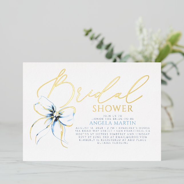 Invitación Con Relieve Metalizado Dusty Blue Bow Elegant Script Modern Bridal Shower (Anverso de pie)