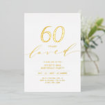 Invitación Con Relieve Metalizado efecto metalizado dorado | 60 Años Amados Fiesta d<br><div class="desc">Celebra tu día especial con esta moderna invitación de fiesta de cumpleaños. Este diseño presenta un elegante guión de Relieve metalizado dorado "60 años amados" con un diseño limpio. Puede personalizar el texto a cualquier edad o evento. Hay más diseños y suministros de fiesta disponibles en mi tienda BaraBomDesign.</div>