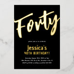 Invitación Con Relieve Metalizado El oro de lujo "Cuarenta" hito adulto 40 cumpleaño<br><div class="desc">Añada estilo y lujo a sus celebraciones de cumpleaños con estas elegantes invitaciones de cumpleaños de Relieve metalizado de oro. El diseño presenta el guión de caligrafía 'Cuarenta' en oro sobre un fondo negro clásico con una plantilla personalizado moderna que se puede personalizar fácilmente con sus propios detalles del evento....</div>