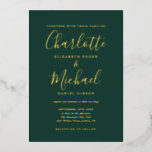 Invitación Con Relieve Metalizado El oro del Boda de guiones de oro y verde esmerald<br><div class="desc">Con nombres de Relieve metalizado de oro reales y de estilo característico,  esta elegante invitación a la boda puede ser personalizada con su información en letras de moda en un fondo verde esmeralda. Diseñado por Thisisnotme©</div>