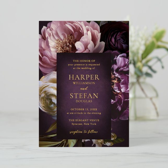 Invitación Con Relieve Metalizado Elegant Maximalist Purple Floral Wedding (Anverso de pie)