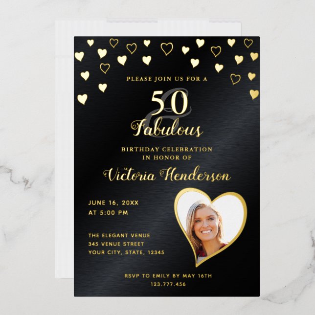 Invitación Con Relieve Metalizado Elegante 50 y Fabuloso Cumpleaños Negro y Dorado (Sobre)