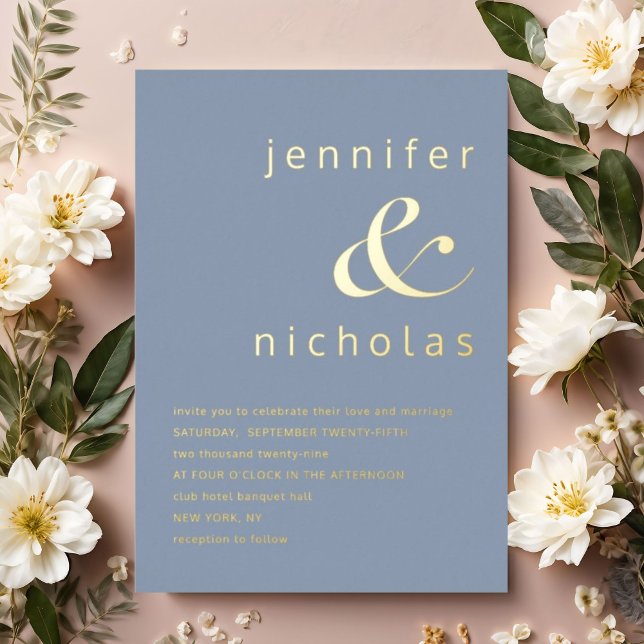 Invitación Con Relieve Metalizado Elegante Ampersa Azul y Boda Oro (Elegant Dusty Blue Ampersand Wedding Gold Foil Invitation)