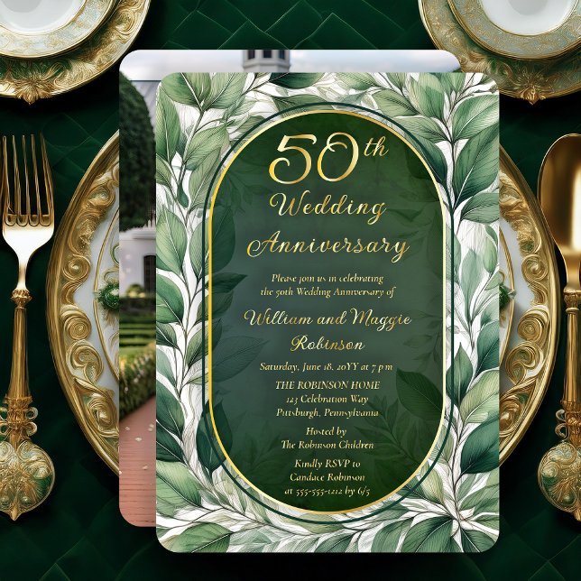 Invitación Con Relieve Metalizado Elegante Aniversario de las hojas verdes 50 Bodas (Elegant Green Leaves Foliage Frame Luxury 50th Wedding Anniversary Foil Photo Invitation)
