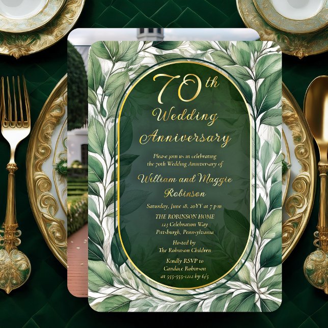 Invitación Con Relieve Metalizado Elegante Aniversario de las hojas verdes 70 Bodas (Elegant Green Leaves Foliage Frame Luxury 70th Wedding Anniversary Foil Invitation with Back Photo)