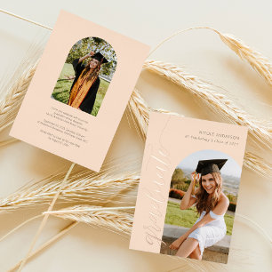 Invitación Con Relieve Metalizado Elegante Arco de Graduación Boho con Letra Script 