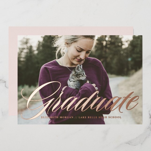 Invitación Con Relieve Metalizado Elegante audaz caligrafía Rosa de graduación fotog (Anverso/Reverso)