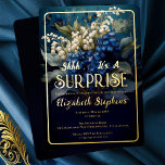Invitación Con Relieve Metalizado Elegante Baroque Azul Floral Sorpresa 21 cumpleaño<br><div class="desc">Elegante estilo barroco oscuro y florido azul celeste y blanco diseño floral "SURPRISE" de la fiesta de cumpleaños. Cuenta con una elegante lirio blanco de flores del valle y flores de espino dorsal azul oscuro con un exuberante vegetación verde sobre un fondo multiconal verde azulado a azul oscuro. Si a...</div>