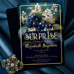 Invitación Con Relieve Metalizado Elegante Baroque Azul Floral Sorpresa 30 cumpleaño<br><div class="desc">Elegante estilo barroco oscuro y florido azul celeste y blanco diseño floral "SURPRISE" de la fiesta de cumpleaños. Cuenta con una elegante lirio blanco de flores del valle y flores de espino dorsal azul oscuro con un exuberante vegetación verde sobre un fondo multiconal verde azulado a azul oscuro. Si a...</div>