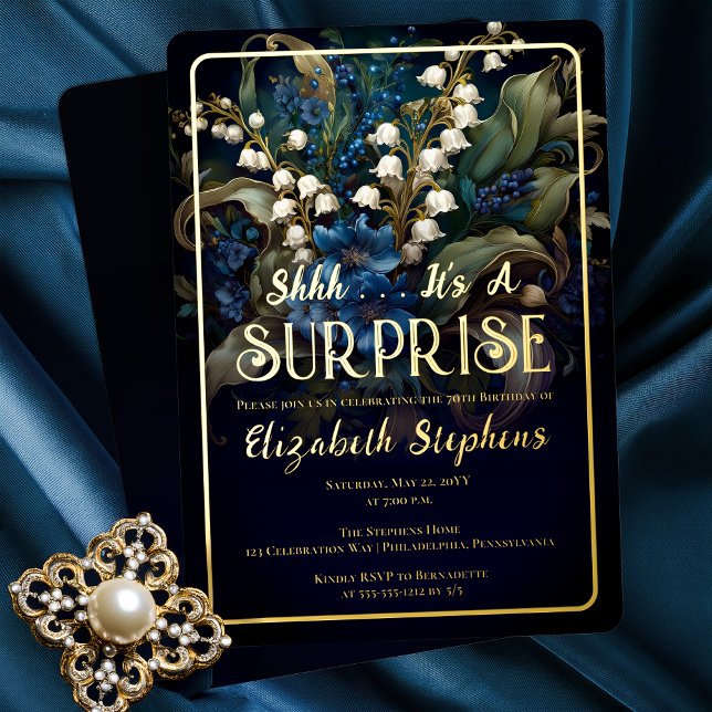 Invitación Con Relieve Metalizado Elegante Baroque Azul Floral Sorpresa 70 cumpleaño (Elegant Baroque Style Dark Moody Blue | White Floral "SURPRISE" 70th Birthday Party Gold Foil Invite)
