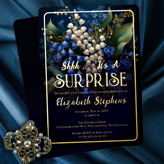 Invitación Con Relieve Metalizado Elegante Baroque Blue Floral Sorpresa 60 cumpleaño (Elegant Baroque Style Dark Moody Blue | White Floral "SURPRISE" 60th Birthday Party Gold Foil Invite)