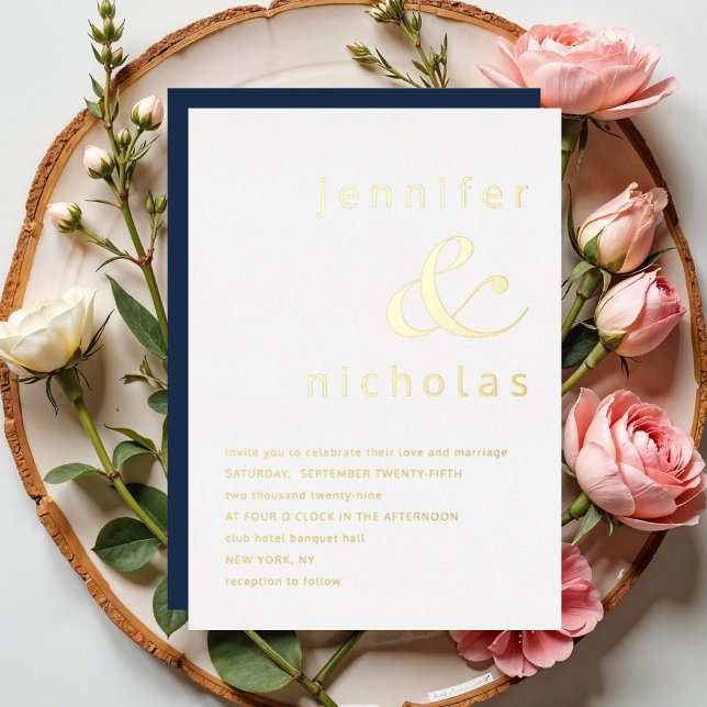Invitación Con Relieve Metalizado Elegante Boda azul de la Marina y Ampersand Gold (Elegant Navy Blue Wedding Gold Foil Invitation)