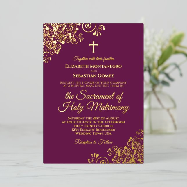 Invitación Con Relieve Metalizado Elegante Boda católico Magenta Pluma y Oro (Anverso de pie)