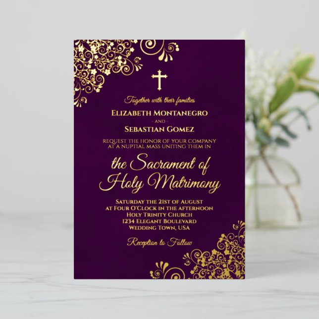 Invitación Con Relieve Metalizado Elegante Boda católico Plum Purple & Gold (Anverso de pie)