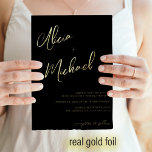 Invitación Con Relieve Metalizado Elegante boda de guión de Relieve metalizado real<br><div class="desc">La moderna escritura con letras de moda para novios y novios nombra una elegante invitación a la boda moderna en un Relieve metalizado de oro real, simple y lujoso. Puede cambiar el color de fondo después de seleccionar una opción más PERSONALIZAR. También se puede elegir entre tres colores de Relieve...</div>