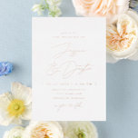 Invitación Con Relieve Metalizado Elegante Boda de guiones Minimalistas<br><div class="desc">Completamente personalizable,  esta sencilla y elegante invitación a la boda presenta una estética minimalista con una combinación de fuentes elegantes en Relieve metalizado real.</div>