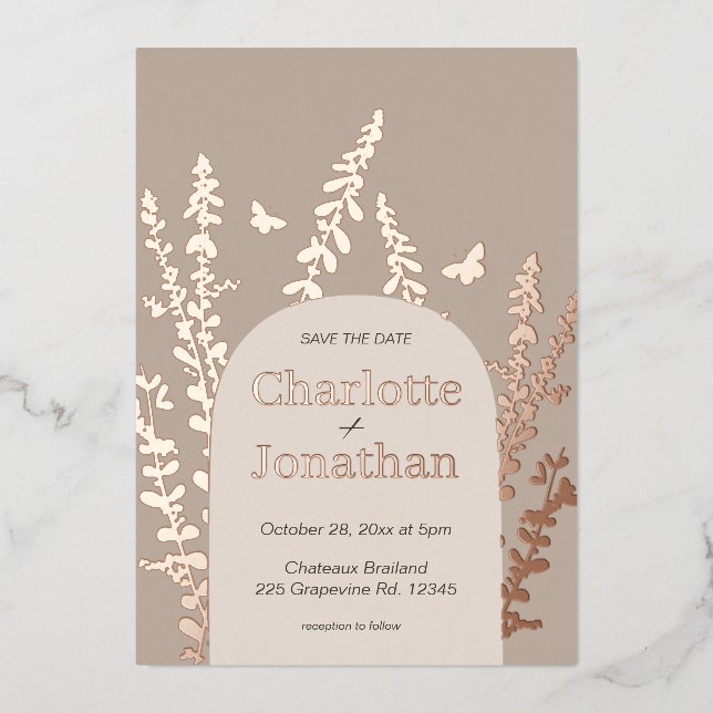 Invitación Con Relieve Metalizado Elegante Boda de hojas de jardín y mariposas (Anverso)