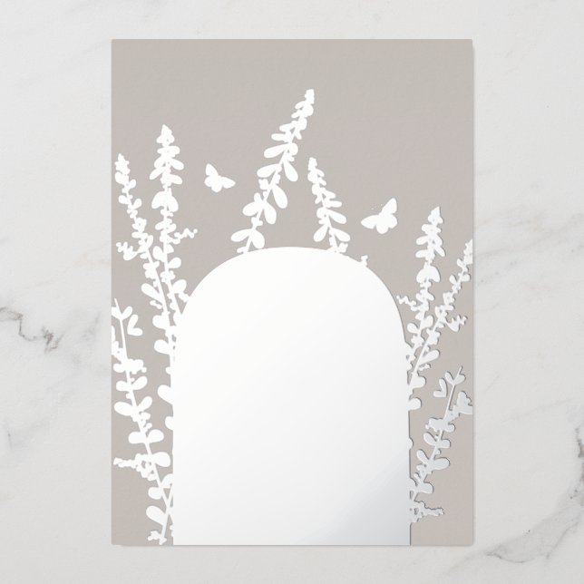 Invitación Con Relieve Metalizado Elegante Boda de hojas de jardín y mariposas (Anverso)