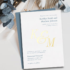 Invitación Con Relieve Metalizado Elegante Boda de Monograma Clásico Dusty Blue Gold