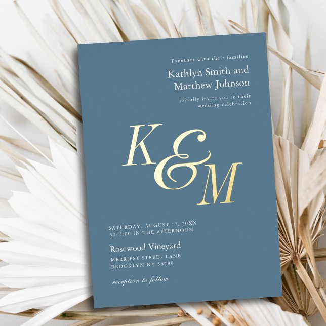 Invitación Con Relieve Metalizado Elegante Boda de Monograma Clásico Dusty Blue Gold (Subido por el creador)