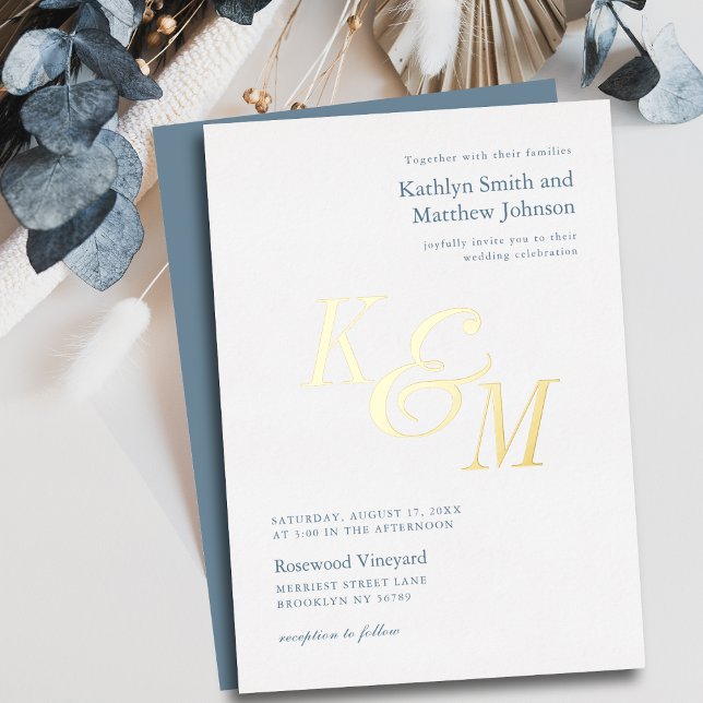 Invitación Con Relieve Metalizado Elegante Boda de Monograma Clásico Dusty Blue Gold (Subido por el creador)
