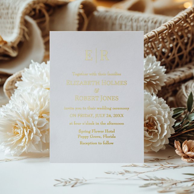 Invitación Con Relieve Metalizado Elegante Boda Monograma Blanco y Oro (Elegant White and Gold Monogram Wedding Foil Invitation on a table with boho decoration and flowers)
