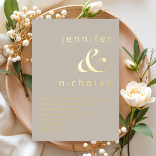 Invitación Con Relieve Metalizado Elegante Boda Taupe Beige Ampersand Dorado