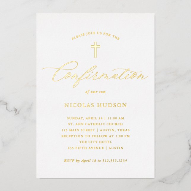 Invitación Con Relieve Metalizado Elegante caligrafía de oro y cruz | Confirmación (Anverso)