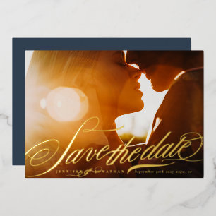 Invitación Con Relieve Metalizado Elegante Caligrafía Dorada Foto Save The Date