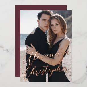 Invitación Con Relieve Metalizado Elegante caligrafía fotográfica borgoñona salva la