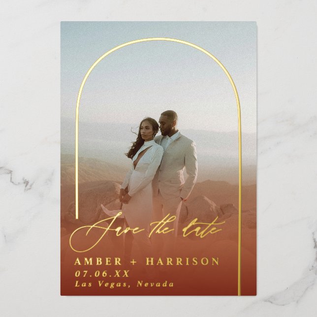 Invitación Con Relieve Metalizado Elegante caligrafía moderna de arco salva la fecha (Anverso)